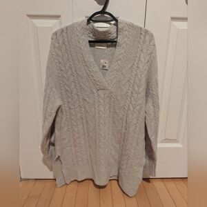 NWT Cloth Deluxe Gray V Neck Sweather Size M